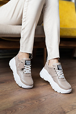 Кожаные женские кроссовки бежевого цвета на белой платформе 8018548 фото №13