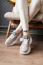 Кожаные женские кроссовки бежевого цвета на белой платформе 8018548 фото №14
