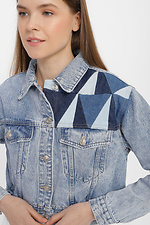 Krótka wiosenna kurtka jeansowa zapinana na guziki  4014552 zdjęcie №4