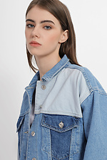 Krótka wiosenna kurtka jeansowa zapinana na guziki  4014553 zdjęcie №4