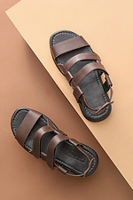 Чоловічі шкіряні сандалі на липучках коричневого кольору  4205556 фото №1