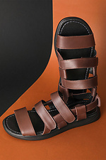 Чоловічі шкіряні сандалі на липучках коричневого кольору  4205556 фото №2