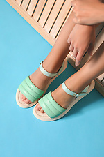 Offene Sandalen aus mintgrünem, gestepptem Leder  4205560 Foto №1