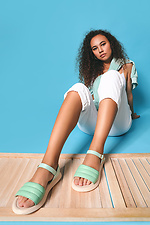 Offene Sandalen aus mintgrünem, gestepptem Leder  4205560 Foto №4