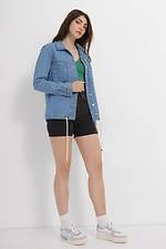 Тонкая женская джинсовая куртка с затяжкой по низу  4014574 фото №2