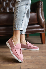 Loafer aus rosafarbenem Wildleder mit Quasten  8018574 Foto №1