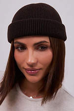 Укороченная женская шапка-бини темно-шоколадного цвета Garne 4496577 фото №1