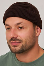 Укороченная женская шапка-бини темно-шоколадного цвета Garne 4496577 фото №2