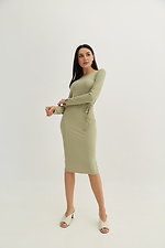 Трикотажное облегающее платье DONNA миди в рубчик оливкового цвета с длинными рукавами Garne 3039578 фото №2