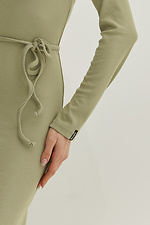 Трикотажна сукня DONNA міді в рубчик оливкового кольору з довгими рукавами Garne 3039578 фото №4