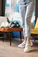 Женские кожаные кроссовки бежевые перфорированные на платформе  8018579 фото №11