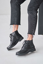 Herbst-Chelsea-Stiefel aus schwarzem Leder mit Schnürsenkeln 4205580 Foto №1
