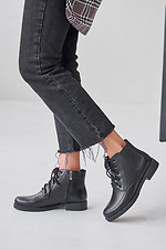 Herbst-Chelsea-Stiefel aus schwarzem Leder mit Schnürsenkeln 4205580 Foto №2