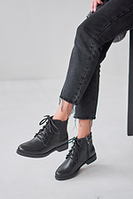 Herbst-Chelsea-Stiefel aus schwarzem Leder mit Schnürsenkeln 4205580 Foto №3