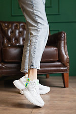 Женские кожаные кроссовки белого цвета перфорированные на платформе 8018580 фото №11