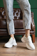 Женские кожаные кроссовки белого цвета перфорированные на платформе 8018580 фото №12