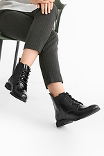 Herbst-Chelsea-Stiefel aus schwarzem Leder mit Schnürsenkeln  4205581 Foto №3