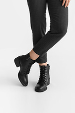 Herbst-Chelsea-Stiefel aus schwarzem Leder mit Schnürsenkeln  4205582 Foto №3
