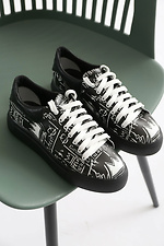 Schwarze bedruckte Ledersneaker mit weißen Schnürsenkeln  4205586 Foto №1