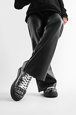 Черные кожаные кеды принтованные с белыми шнурками  4205586 фото №2