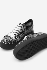 Schwarze bedruckte Ledersneaker mit weißen Schnürsenkeln  4205586 Foto №3