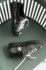 Schwarze bedruckte Ledersneaker mit weißen Schnürsenkeln  4205586 Foto №4