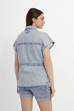 Женская джинсовая жилетка безрукавка со спущенным плечом и затяжкой на талии  4014595 фото №3
