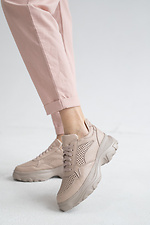 Женские кожаные кроссовки перфорированные бежевого цвета на платформе  8018595 фото №1