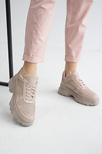 Женские кожаные кроссовки перфорированные бежевого цвета на платформе  8018595 фото №3