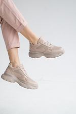 Женские кожаные кроссовки перфорированные бежевого цвета на платформе  8018595 фото №5
