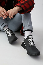 Schwarze Sportschuhe mit weißen Schnürsenkeln  4205600 Foto №2