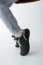 Schwarze Sportschuhe mit weißen Schnürsenkeln  4205600 Foto №3