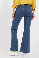 Ausgestellte blaue Jeans mit Schlitzen vorne  4014603 Foto №4