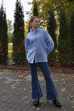 Ausgestellte blaue Jeans mit Schlitzen vorne  4014603 Foto №6