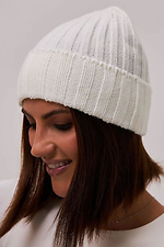 Демисезонная женская шапка с отворотом молочного цвета. Garne 4496603 фото №1