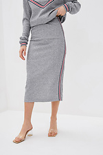 Knitted midi skirt below the knee with back slit and side stripes Garne 3039604 photo №1