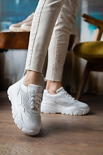 Женские кожаные кроссовки перфорированные белого цвета на платформе 8018606 фото №1