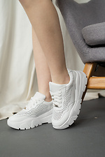 Женские кожаные кроссовки перфорированные белого цвета на платформе 8018606 фото №7