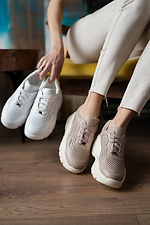 Женские кожаные кроссовки перфорированные белого цвета на платформе 8018606 фото №8