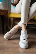 Женские кожаные кроссовки перфорированные белого цвета на платформе 8018606 фото №9