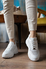 Женские кожаные кроссовки перфорированные белого цвета на платформе 8018606 фото №11