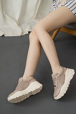 Женские кожаные кроссовки перфорированные бежевого цвета на платформе 8018607 фото №5