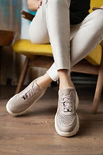 Женские кожаные кроссовки перфорированные бежевого цвета на платформе 8018607 фото №11