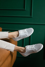 Perforierte Damen-Sneakers aus Leder mit Plateausohle  8018611 Foto №18