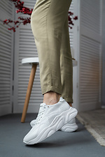 Женские кожаные кроссовки перфорированные белого цвета на платформе 8018615 фото №1