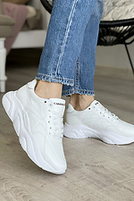 Женские кожаные кроссовки перфорированные белого цвета на платформе 8018615 фото №2
