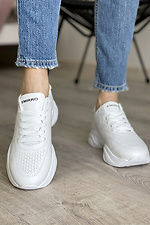 Женские кожаные кроссовки перфорированные белого цвета на платформе 8018615 фото №3