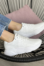 Женские кожаные кроссовки перфорированные белого цвета на платформе 8018615 фото №4