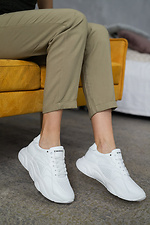 Женские кожаные кроссовки перфорированные белого цвета на платформе 8018615 фото №9