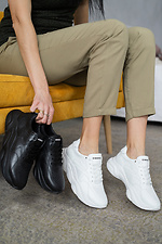 Женские кожаные кроссовки перфорированные белого цвета на платформе 8018615 фото №10